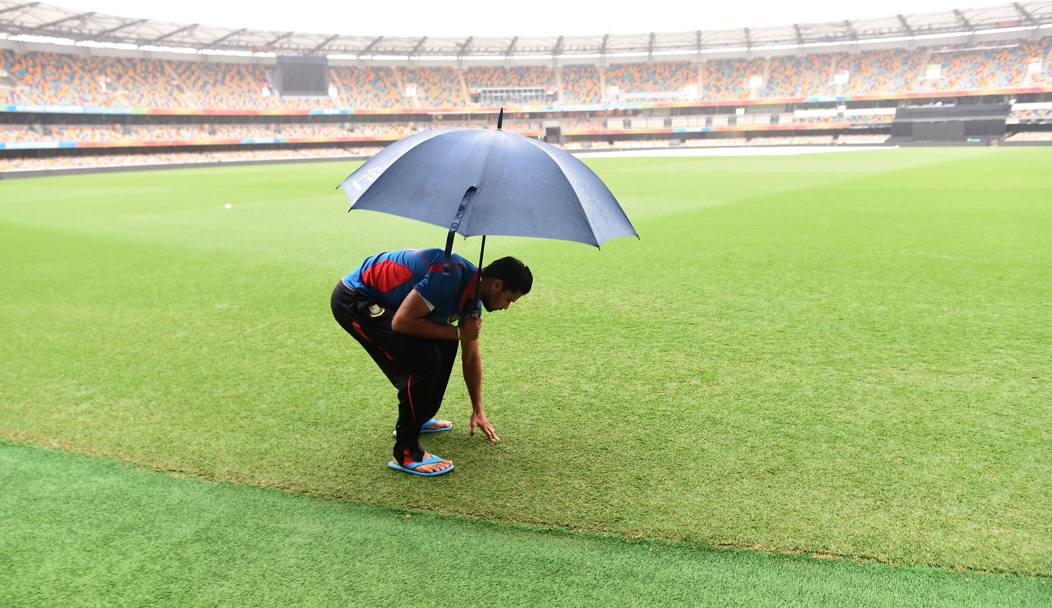 Mondiale di cricket. Mashrafe Mortaza, capitano della nazionale del Bangladesh, tasta il terreno (Afp)